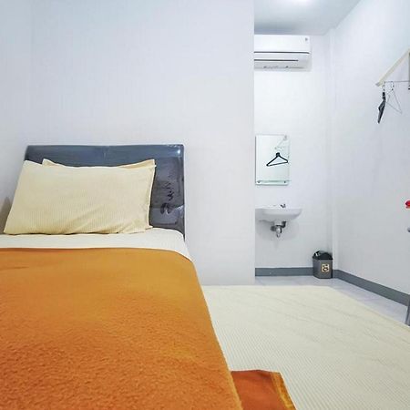 Shekinah Homestay & Cafe Waikabubak Mitra Reddoorz Екстериор снимка