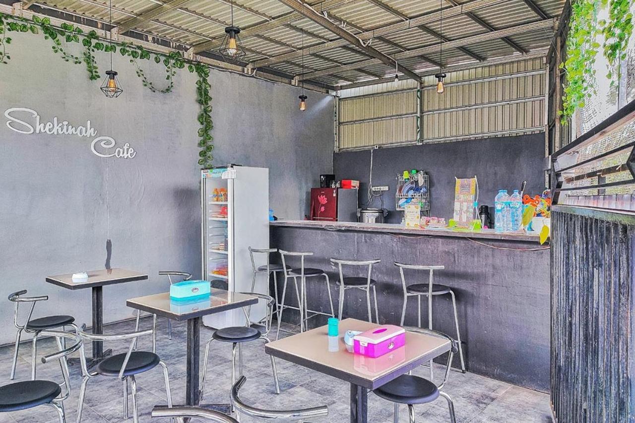 Shekinah Homestay & Cafe Waikabubak Mitra Reddoorz Екстериор снимка