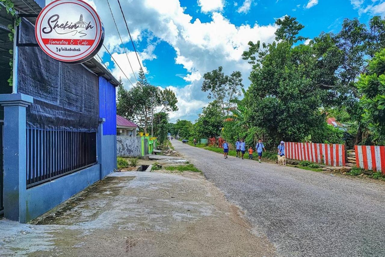 Shekinah Homestay & Cafe Waikabubak Mitra Reddoorz Екстериор снимка