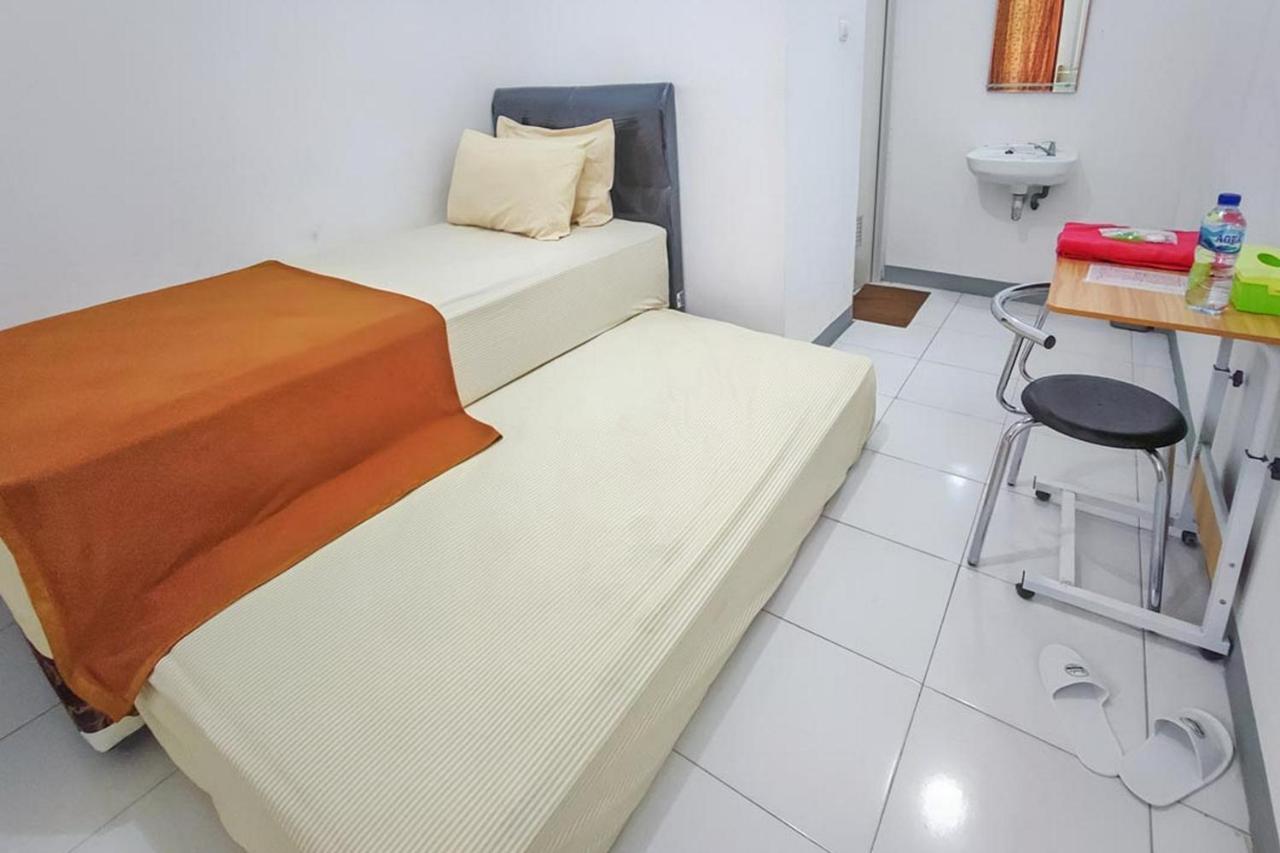 Shekinah Homestay & Cafe Waikabubak Mitra Reddoorz Екстериор снимка