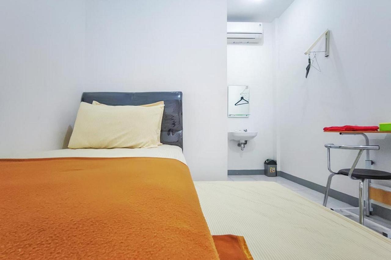 Shekinah Homestay & Cafe Waikabubak Mitra Reddoorz Екстериор снимка