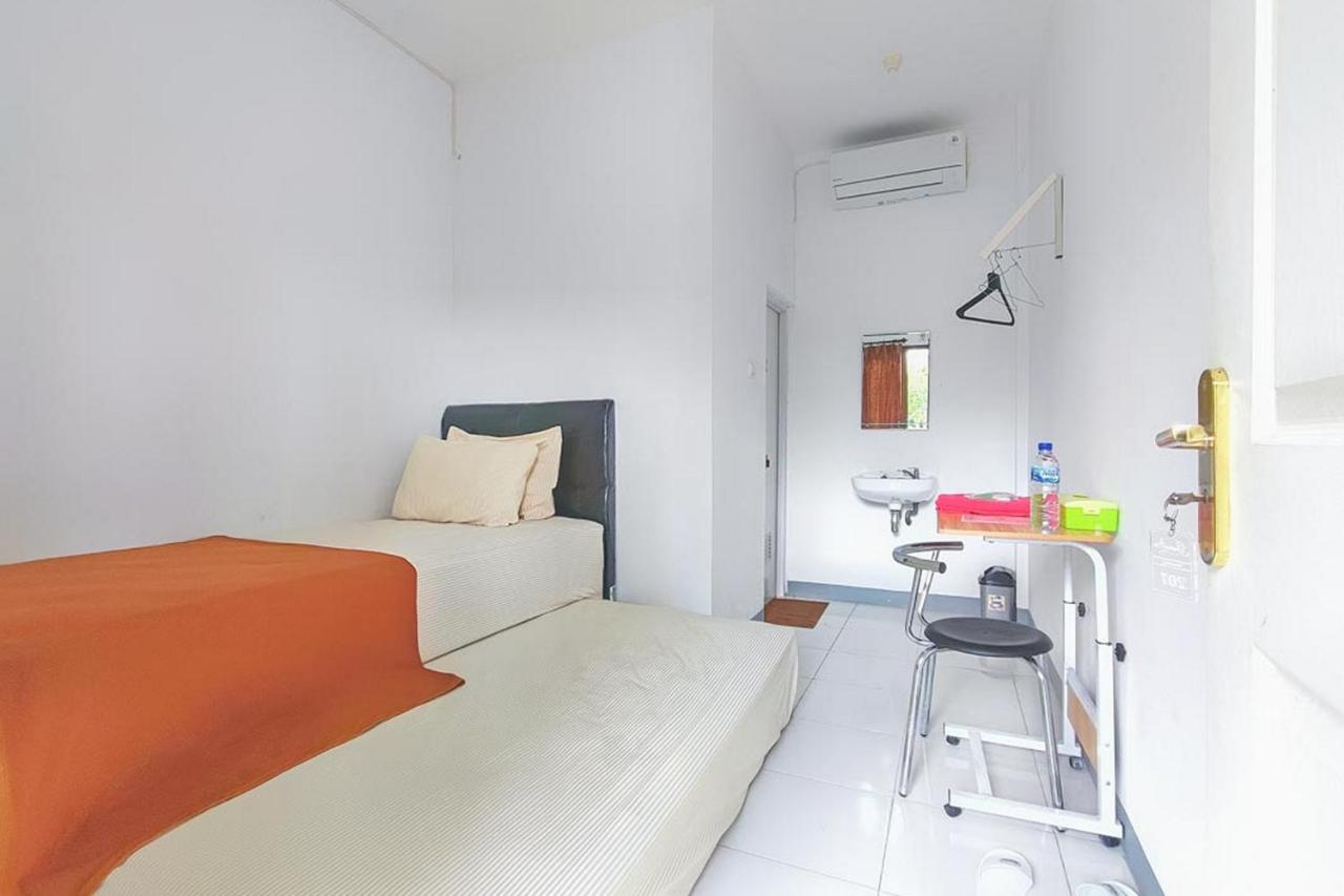 Shekinah Homestay & Cafe Waikabubak Mitra Reddoorz Екстериор снимка