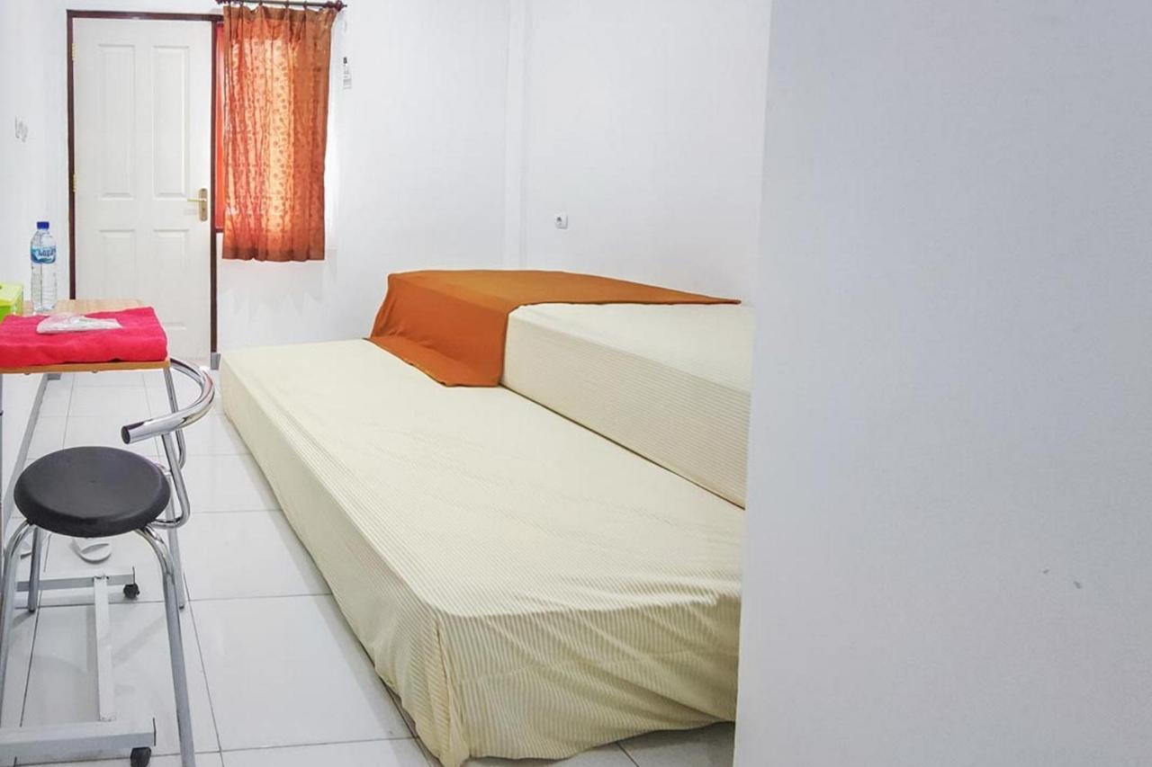Shekinah Homestay & Cafe Waikabubak Mitra Reddoorz Екстериор снимка