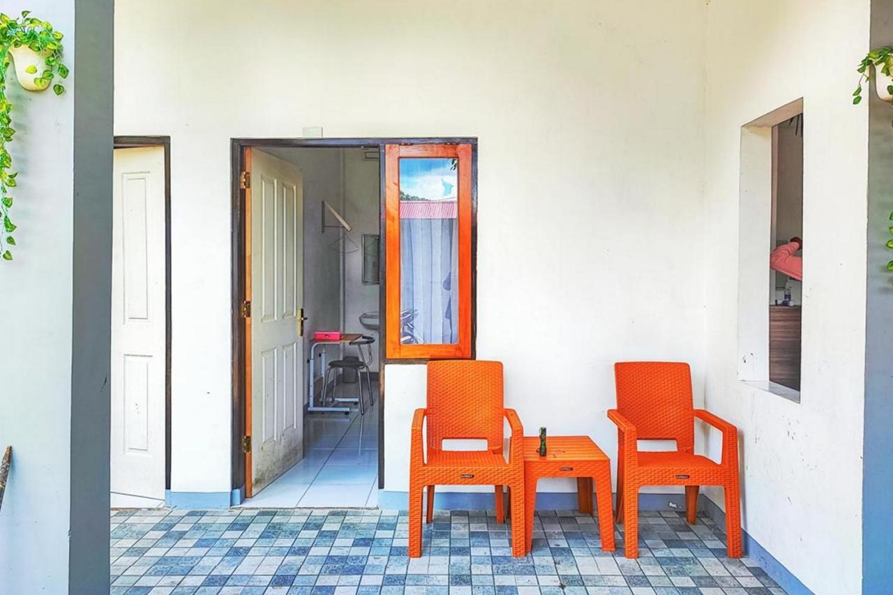 Shekinah Homestay & Cafe Waikabubak Mitra Reddoorz Екстериор снимка